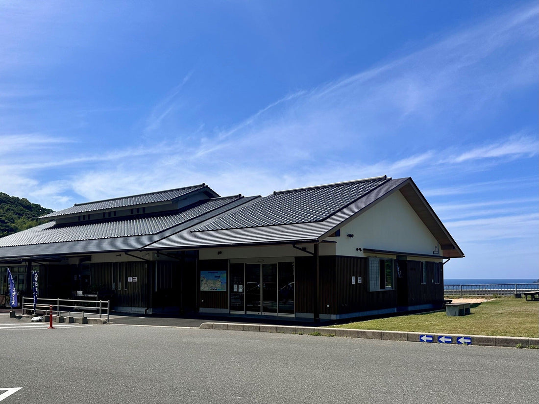 青空と日本海を望む道の駅 萩・さんさん三見の外観