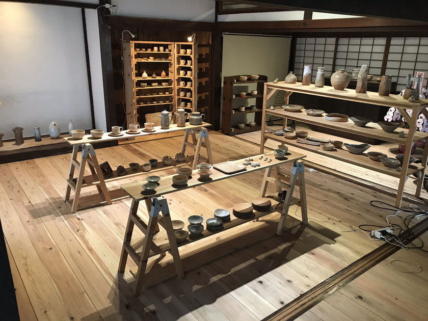 牧野窯のギャラリーに並ぶ萩焼作品